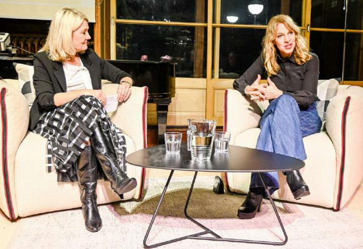 Als Produktionsassistentin bei «10vor10» schnupperte Andrea Vetsch (rechts) erstmals Fernseh-Luft, sagte sie im Gespräch mit Anita Crain. Bild Team Schwarz