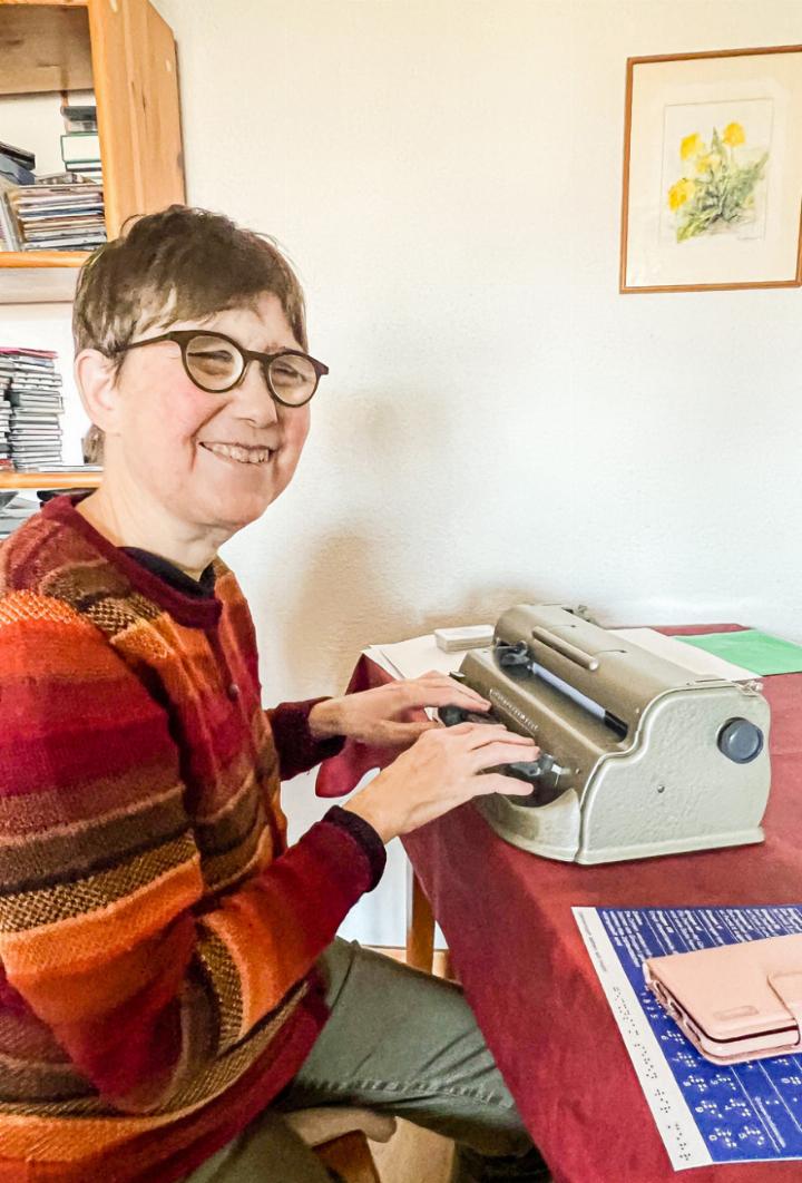 Trotz Computer, Apps und KI hat die Brailleschrift für Christina Lang nach wie vor einen grossen Stellenwert. Bild Brigitte Keller
