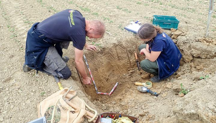 Zu Beginn des Projekts wurden auf allen Parzellen Bodenproben entnommen, um den Gehalt des organischen Kohlenstoffs zu ermitteln. Bild zvg Zu Beginn des Projekts wurden auf allen Parzellen Bodenproben entnommen, um den Gehalt des organischen Kohlenstoffs zu ermitteln. Bild zvg