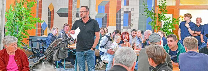 Gemeindepräsident Urs Freiburghaus ging in seiner Rede der Frage nach, was die Gesellschaft zusammenhält.
Bild fra.