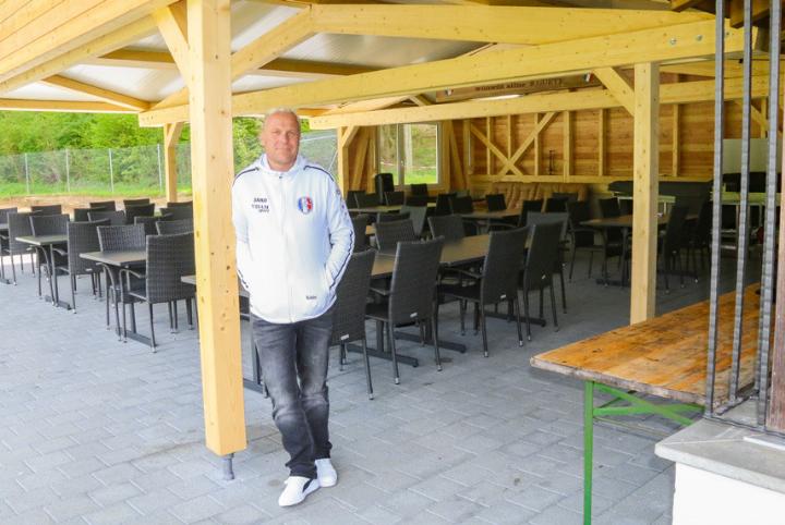 Christian Wüthrich auf der neuen Wolfstiege-Terrasse, die mit dem Dach auch bei Regen perfekte Bedingungen für Fussballfans bietet. Bild Luana Güntert