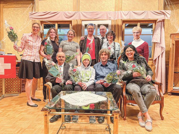 Die Theatergruppe Wintersingen zeigte eine amüsante Vorführung in der Turnhalle. Bild zvg