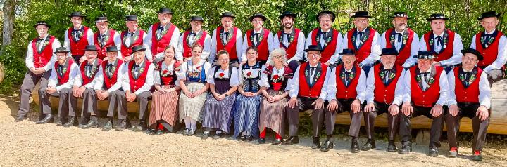 Die «Jodlerfründe Wisebärg» bei einem Fototermin auf der Sissacher Fluh. Bild zvg
