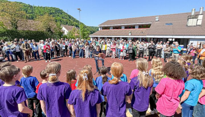 Die etwa zwei Dutzend Kinder vom Kindergarten und der Primarschule präsentierten mit Lehrerin Daniela Zurflüh (mit Handorgel) vier Lieder. Bilder Bernhard Rieder