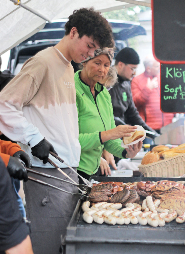 Ein Vorteil hat die Arbeit hinter dem Grill: Die Kälte vergisst man schnell, die Jacke verschwindet im Begleitauto. Unser Mitarbeiter im Einsatz. Bild wis.