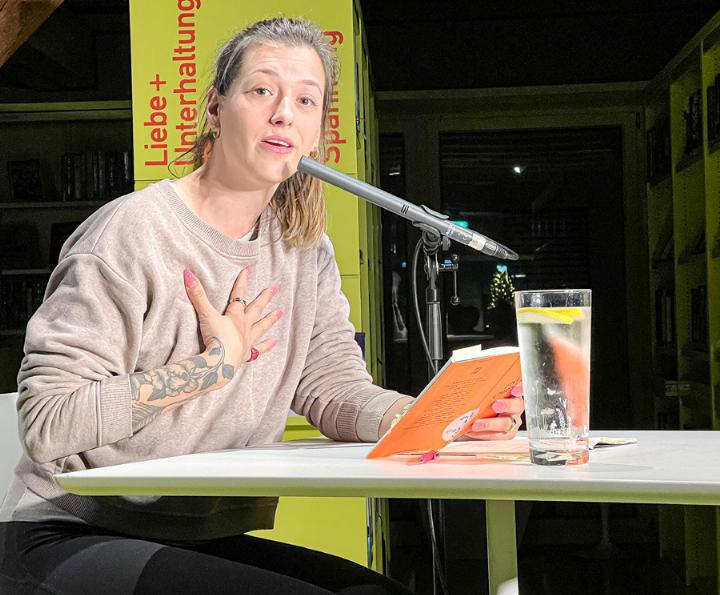 Mit 16 Jahren trat Lisa Christ zum ersten Mal an einem Poetry Slam auf. Mittlerweile hat die 34-Jährige ihre Bühnenprogramme als Buch publiziert. Bild min. Mit 16 Jahren trat Lisa Christ zum ersten Mal an einem Poetry Slam auf. Mittlerweile hat die 34-Jährige ihre Bühnenprogramme als Buch publiziert. Bild min.