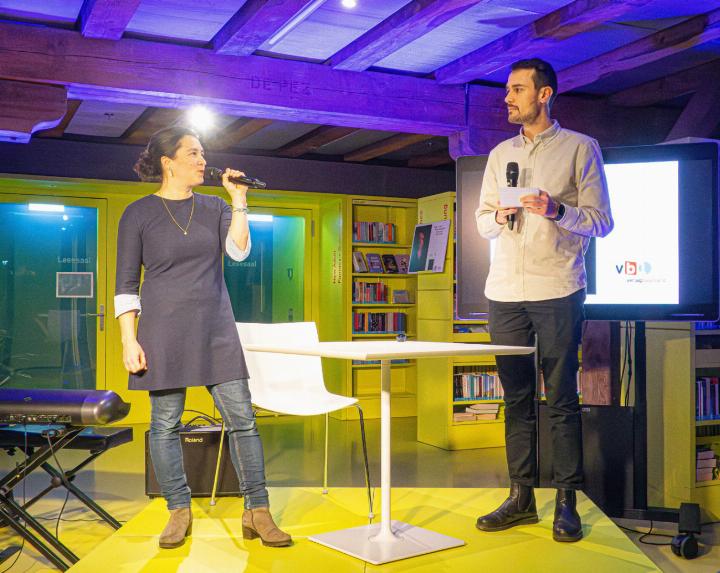 Jonathan Noack im Gespräch mit der Fledermaus-Expertin Céline Martinez-Ernst. Bild Martin Stohler