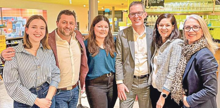 Regierungsrat Markus Eigenmann (Dritter von rechts) mit den Vorstandsmitgliedern Michèle Eggenschwiler, Nicholas J. Arthur, Svenja Pichler, Sandra Jenni und Suzanne Imholz. Bild zvg