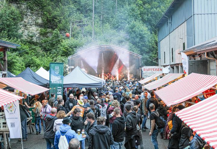 Das «Rock n’ Beer Festival» auf dem Areal des ehemaligen Steinbruchs etwas ausserhalb von Läufelfingen lockte Anfang Juni an den zwei Veranstaltungstagen insgesamt fast 1000 Besucherinnen und Besucher an. Diese stammten vornehmlich aus der Region, hiess es von den Organisatoren. Bild zvg