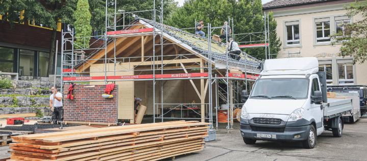 Auf dem Schulhausplatz entsteht ein Haus samt Solarzellen auf dem Dach.