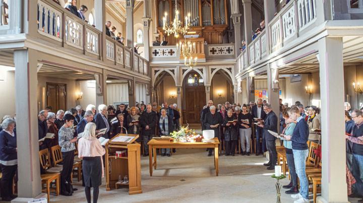 Am Festgottesdienst kamen sich Besuchende aus acht Dörfern (noch) näher. Bild Thomas Gubler