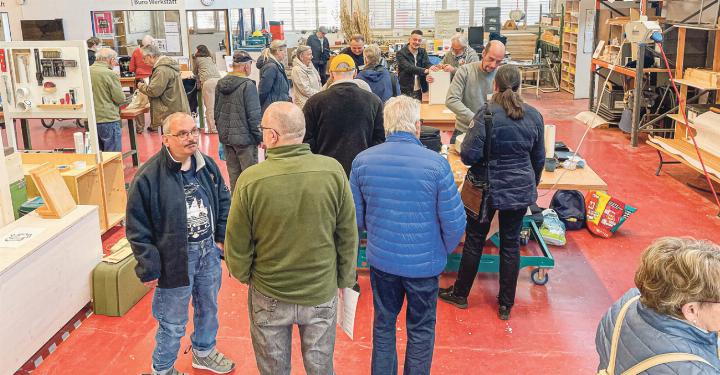 Volles Haus im «Reparier-Kaffi » nahe beim Gelterkinder Bahnhof. Bild zvg