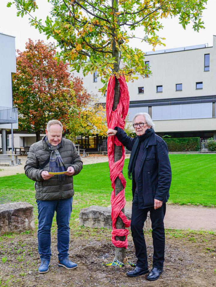 Gemeinderat Robert Bösiger dankt Beat Breitenstein (rechts) für den Baum, der bei der Schule gepflanzt wurde, in welcher der Künstler sein letztes Schuljahr verbracht hat. Bild Christian Horisberger