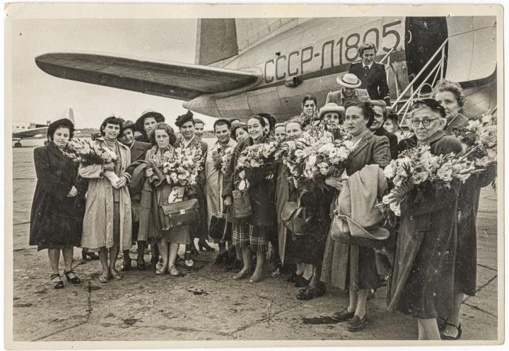 Ankunft der Schweizerinnen auf dem Flughafen Moskau-Wnukowo am 6. September 1953. Bilder zvg / Staatsarchiv BL