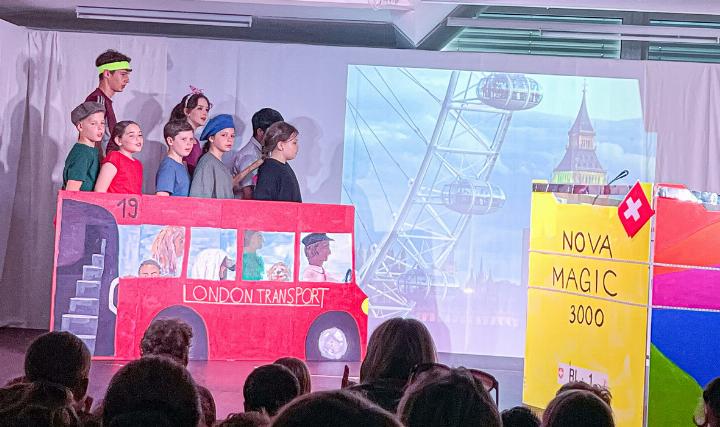 Die Schülerinnen und Schüler machten auf ihrer langen Reise einen Stopp in London.
Bild Brigitte Keller