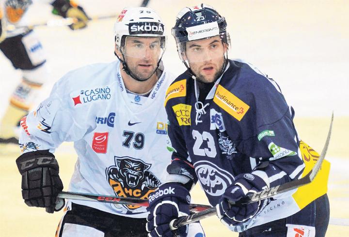 Mit 462 Skorerpunkten in 850 Partien übertrifft Oliver Kamber (links) in dieser Wertung selbst Patrick Sutter. Sein grösster Erfolg war der Gewinn der Champions League Hockey mit dem ZSC im Jahr 2009.