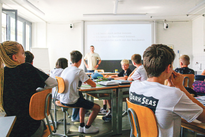 Ein überladener Stundenplan überfordert nicht nur Schüler, sondern auch Lehrpersonen. Darunter leidet die Unterrichtsqualität. Bild Archiv vs