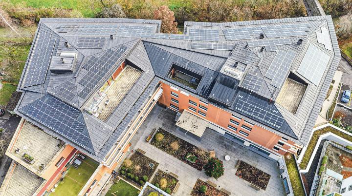 Ein eindrückliches Bild zeigt das Zentrum Mülimatt in Sissach mit dem erfolgreich 
realisierten Beitrag zur Optimierung der hauseigenen Energiebilanz. Bild zvg