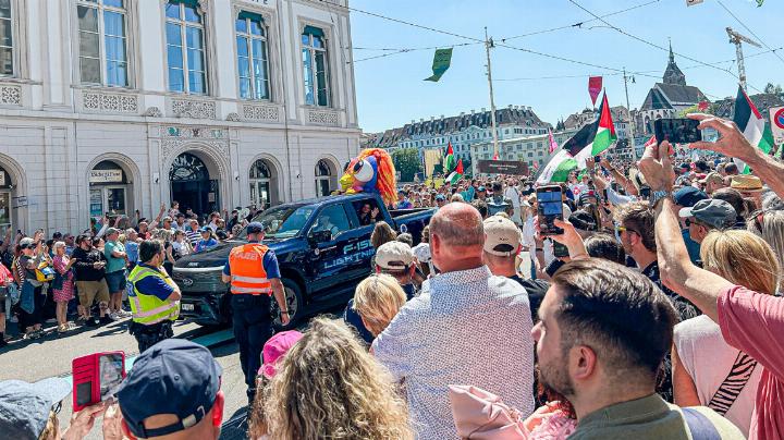 Das Maskottchen Lumo (hinten auf dem Transporter) war an der Parade auch dabei. Bild sda.