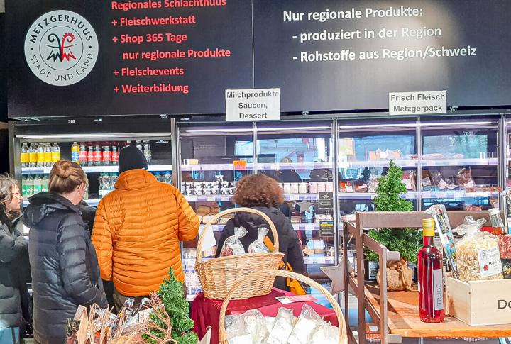 Die Direktvermarktung im «Metzgerhuus» interessierte die deutsche und französische Delegation. Bild zvg