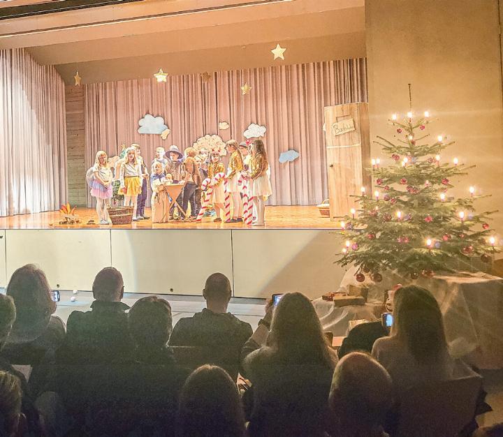 Am Schluss der Aufführung singen alle gemeinsam «Stille Nacht». Bild zvg