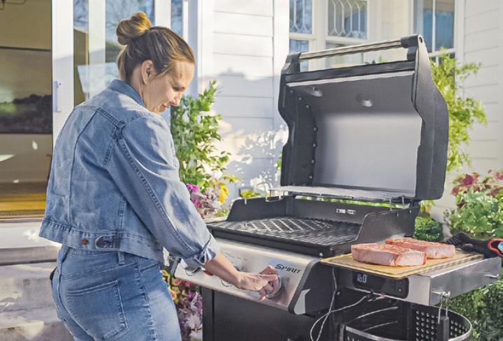 In vielen Grillmodellen ist Zubehör wie ein Thermometer bereits installiert. Bild zvg