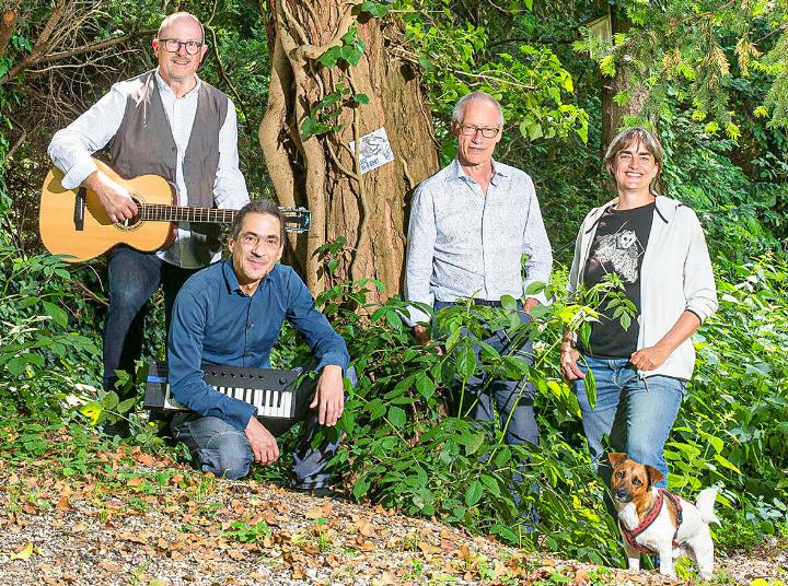 Max Mundwiler, Michael Studer, Daniel Buser und Barbara Saladin (von links) touren mit ihrem Programm «Sage uf d Ohre – Baselbieter Sagen underwägs» durch die Region. Bild zvg