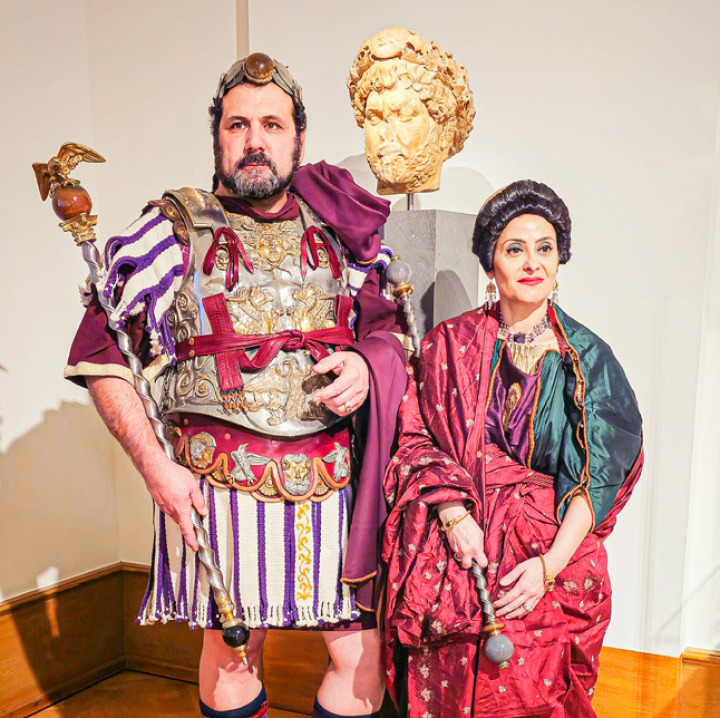Das Ehepaar Bello stellt am Römerfest Kaiser Hadrian und dessen Gemahlin Sabina dar. In Zusammenarbeit mit dem Antikenmuseum Basel fertigten sie die Kaiserkrone nach Vorbild der Hadrianbüste an.
Bild zvg