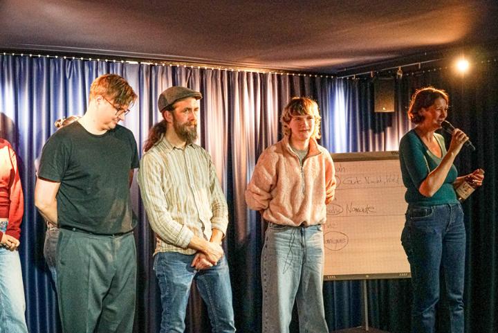 Pesche Heiniger (Mitte) gewann das Publikum für sich und nahm den Whisky mit nach Hause. Bild Carolina Mazacek