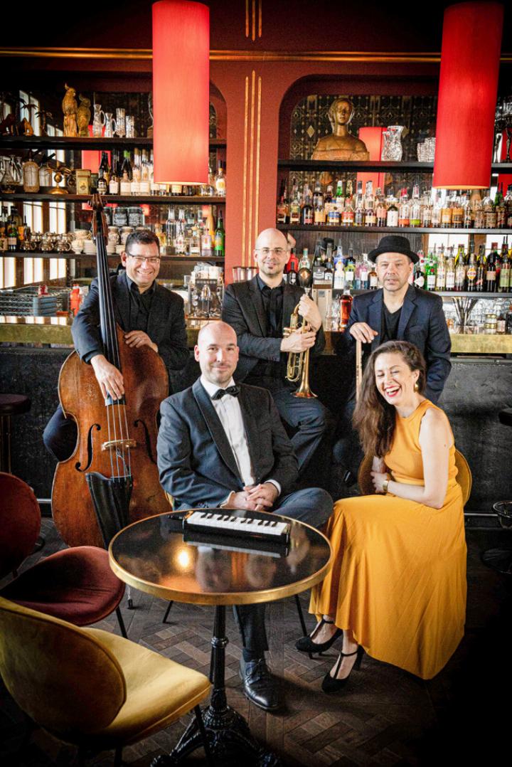 Die fünfköpfige Band «Le Moulin à Poivre» musiziert in verschiedenen Genres.
Bild zvg