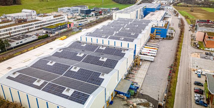 6214 Solarmodule befinden sich auf dem Dach des Industriegebäudes in Itingen. Bild Peter Sennhauser