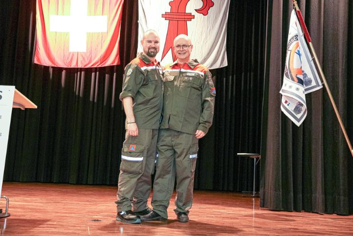 Hauptmann Christof Brügger übergibt am 1. Januar das Kommando an seinen Sohn Florian Brügger, der ebenfalls den Rang eines Hauptmanns hat. Bild zvg