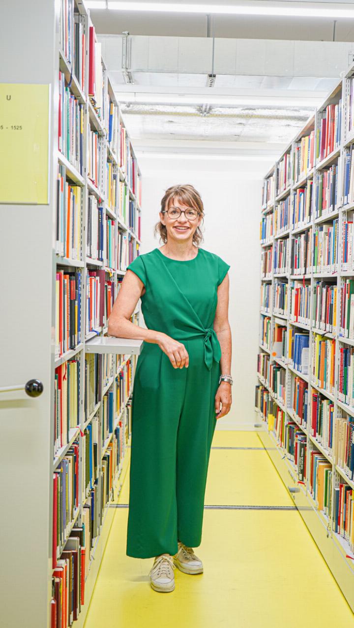 Kantonsbibliothekarin Susanne Wäfler in einem der Magazin-Räume in der KBL.
Bild zvg / Timea Lütte