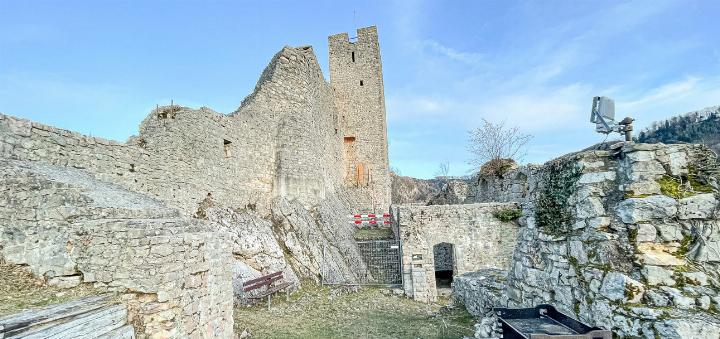 Ein Teil der Schlossruine – auch der Picknickbereich – bleibt trotz Sperrung begehbar. Bild Christian Horisberger