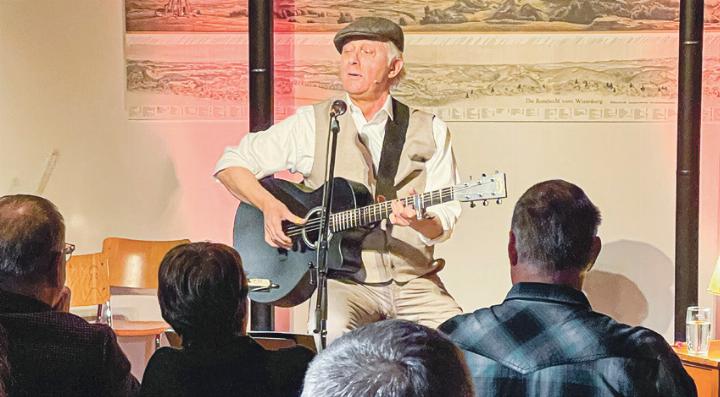 Florian Schneider stellte bei seinem Auftritt in Rünenberg seine Qualitäten als grandioser Entertainer und Sänger unter Beweis. Bild Christian Horisberger