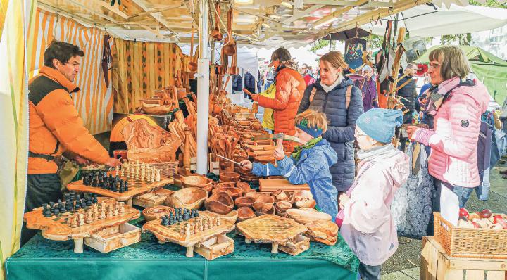 Beim gemeinsamen Über-den-Markt-Schlendern wird Gross und Klein etwas Passendes fi nden. Bild Archiv vs Beim gemeinsamen Über-den-Markt-Schlendern wird Gross und Klein etwas Passendes fi nden. Bild Archiv vs