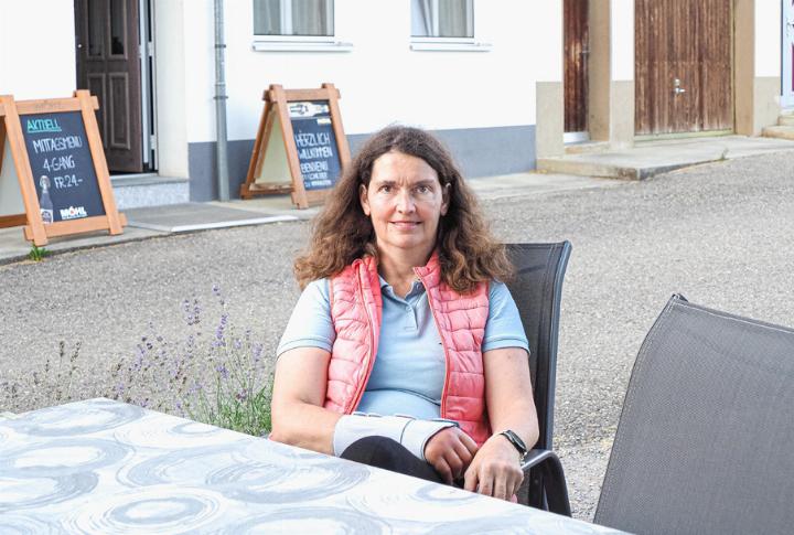 Bernadette Grünig führt zusammen mit ihrem Mann die «Hagli-Beiz» ob Ramiswil, eine von zwei Dutzend Gastropartnern des Naturparks Thal.