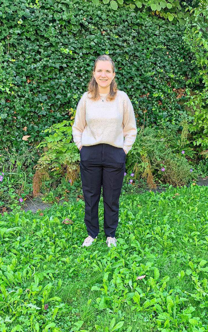 Tamara Hari wirkte 2020 erstmals im Zwinglihaus in Basel mit. Hier steht sie im zugehörigen Garten. Bild André Frauchiger