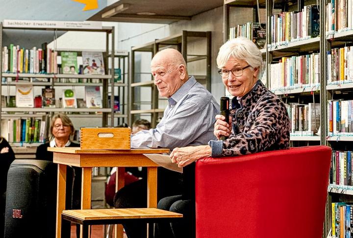 Hans Tschannen und Schreiberin Susanne Kohli erzählten die Geschichte von Hans und Simone Tschannen. Bild Wendy Maltet Hans Tschannen und Schreiberin Susanne Kohli erzählten die Geschichte von Hans und Simone Tschannen. Bild Wendy Maltet