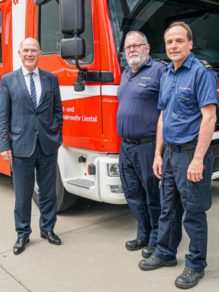 Regierungsrat Anton Lauber mit den beiden Feuerwehrkommandanten Roger Salathe und Christoph Wyttenbach (von links). Bild Tobias Gfeller