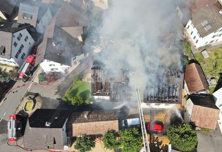 Glück im Unglück: Das Feuer hätte auch auf die benachbarten Häuser übergreifen können. Bild zvg