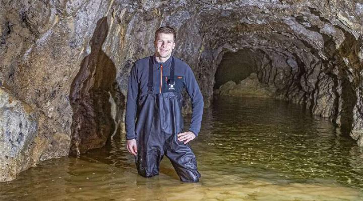 Elias Vogt im historischen Wasserfallentunnel: Er sucht 20 Freiwillige, die ihm bei der Erkundung 
helfen. Bild Archiv vs