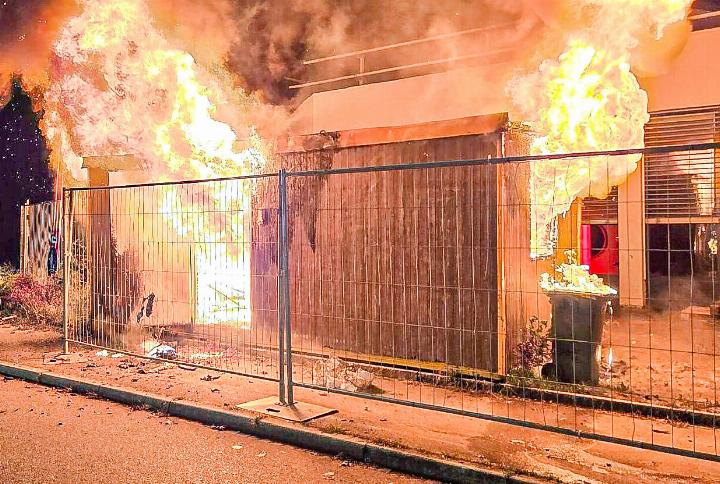 Das Feuer in einem Baustellencontainer in Oberwil konnte rasch gelöscht werden. Als Brandursache wird ein Defekt an einem Akku vermutet. Bild zvg