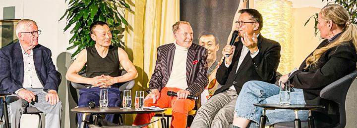 Interessante Gesprächspartner: Der Gelterkinder Malermeister Ernst Flückiger, Olympiasieger Donghua Li, Moderator Kurt Aeschbacher, Bischof Felix Gmür und Prix-Walo-Gewinnerin Rachel Braunschweig (von links). Bilder Marianne Ingold