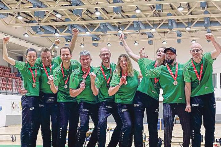 Das «Mixed 40 » des TV Tecknau jubelt erneut. Bild zvg