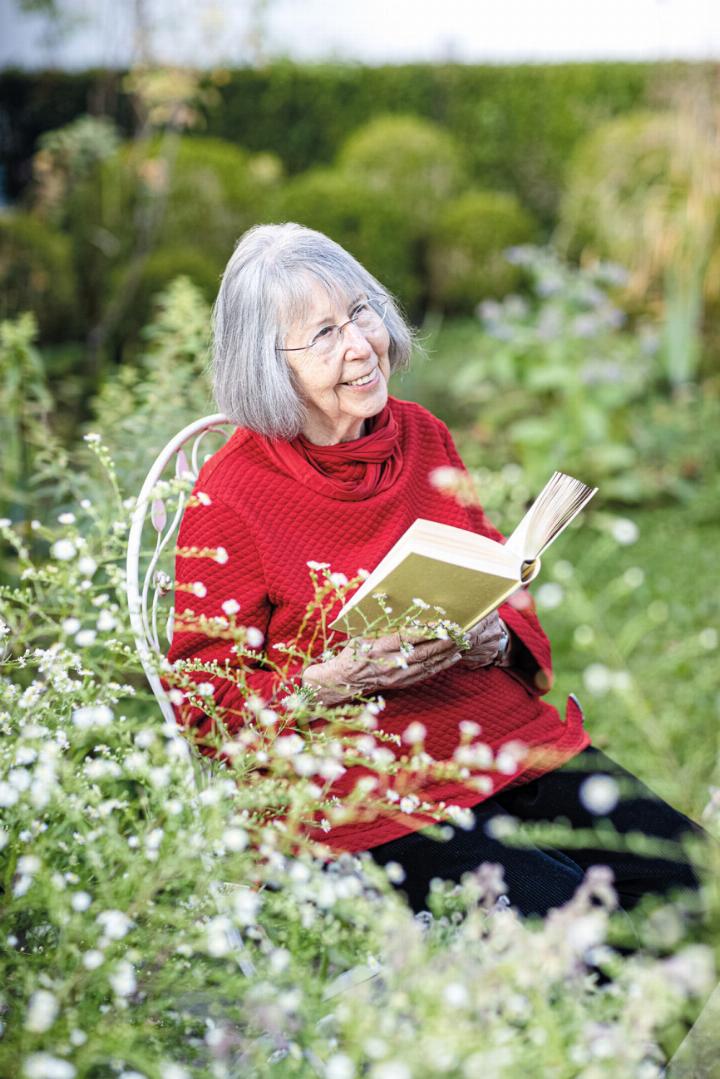 Vreni Weber lesend in ihrem geliebten Garten: «Hier ist es wie im Paradies.»
Bild Cornelia Biotti-Krähenbühl / Buch «Baselbieterinnen– 33 Porträts»