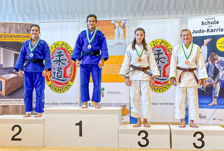 Die Zwillingsschwestern aus Lausen Maria und Celina Carraça zuoberst auf dem Podest mit jeweils zwei Gold- und zwei Silbermedaillen. Bild zvg
