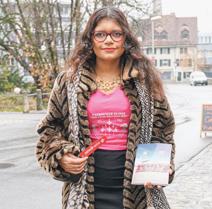 Pratischka Dhingra ist ein Fan der Patrouille Suisse, was sich auch in den zahlreichen Accessoires zeigt, die sie von der Flugstaffel besitzt. Bild gfe.