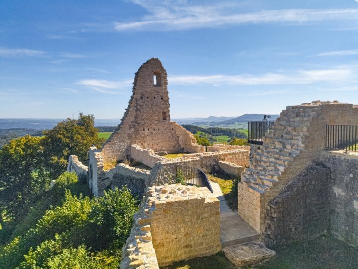 Der Naturpark mit Attraktionen wie der Ruine Farnsburg könnte zu einer Zunahme des Tagestourismus führen – die Gegner sehen das kritisch. Bild Janis Erne