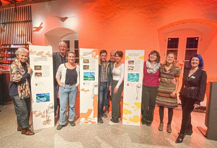 Die am Projekt beteiligten Personen liessen sich am vergangenen Freitag stolz vor den neuen drei Tafeln von «Wildes Baselbiet» fotografieren. Bild Brigitt Buser